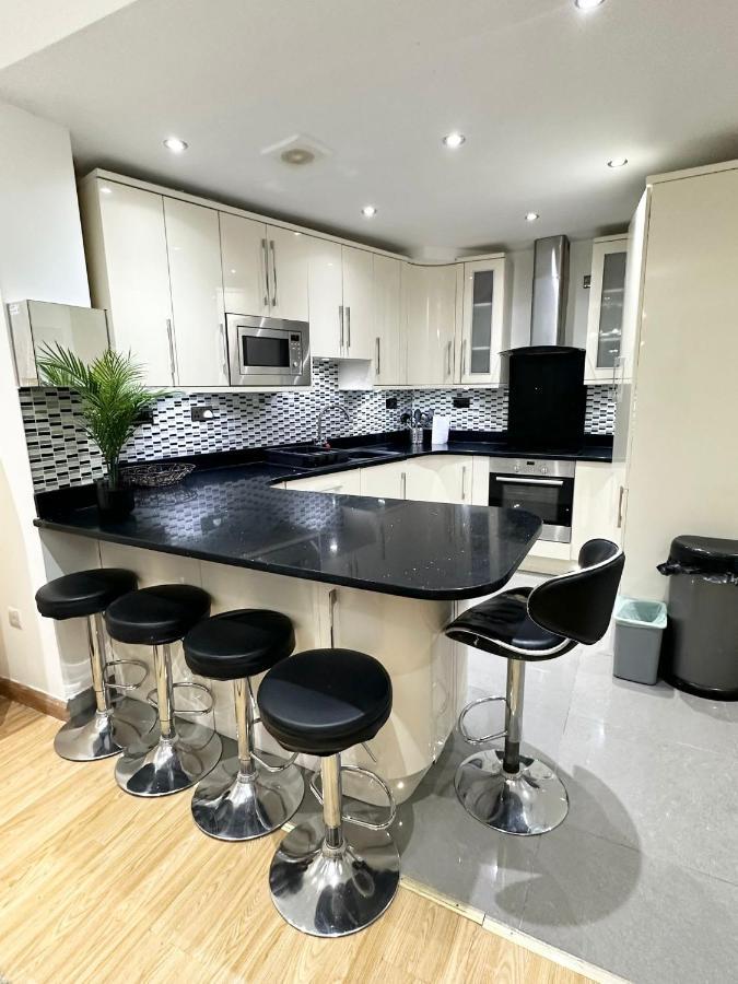 Retreat To A Stylish Ensuite In London Exterior photo