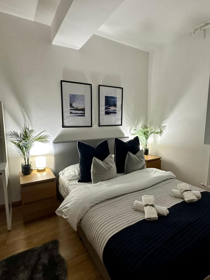 Retreat To A Stylish Ensuite In London Exterior photo
