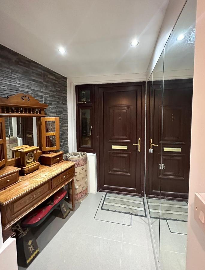 Retreat To A Stylish Ensuite In London Exterior photo